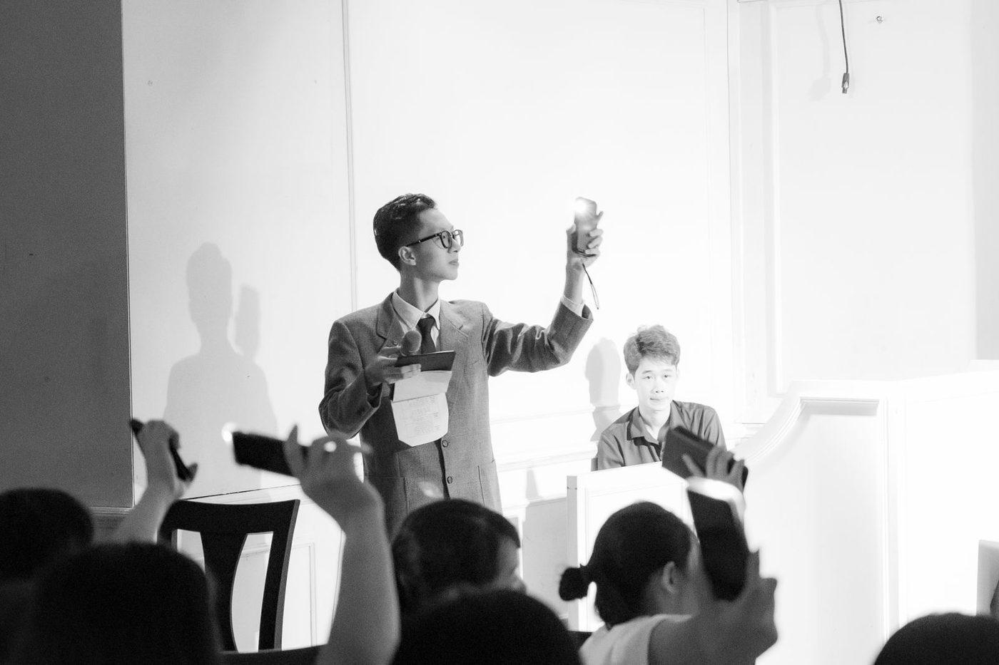 경매장에서 응찰하는 모습